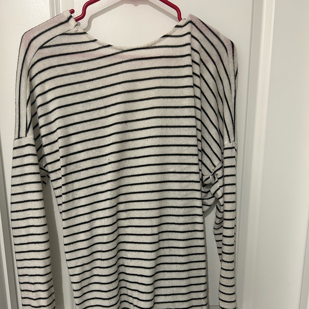 Vestique black and white sweater